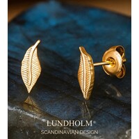 Lundholm Oorknopjes Dames Goudkleurig Veertje - Premium Stainless Steel Gold Plated - Kleine Oorbellen Studs - Luxe Cadeau voor Haar - Kerstcadeau voor vrouw - luxe Geschenkverpakking