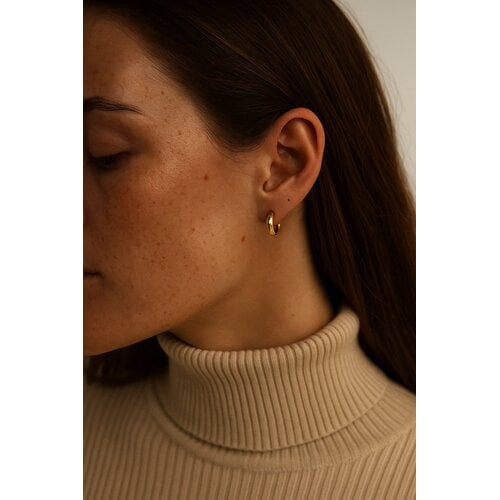 Lundholm Lundholm Oorringen Dames Goudkleurig - Premium Stainless Steel Gold Plated - Kleine Brede Oorbellen (1.3 cm) - Classy & Elegant - Luxe Geschenkverpakking