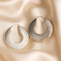 Lundholm Kerst Oorbellen Dames Groot – Premium Stainless Steel – grote oorringen Zilverkleurige Grote Cut-Out Oorringen (4,0 × 4,2 cm) – Waterproof & Hypoallergeen grote oorbellen dames – Inclusief Luxe Geschenkverpakking