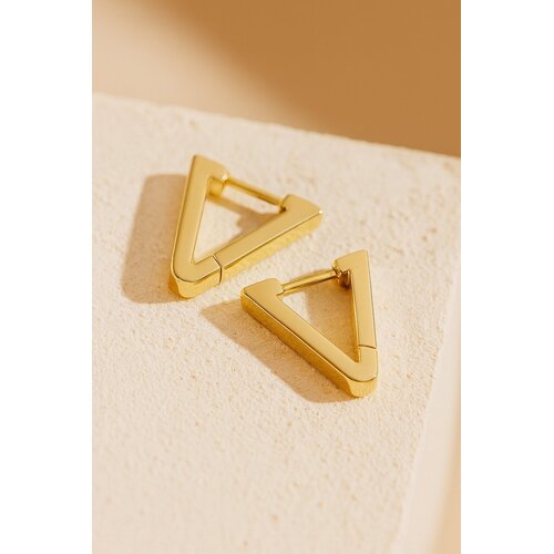 Lundholm Lundholm Oorringen Dames – Premium Stainless Steel Gold Plated – Selene Serie – Goudkleurige Driehoek Oorbellen (1,6 × 1,75 cm) – Waterproof & Hypoallergeen – Inclusief Luxe Geschenkverpakking