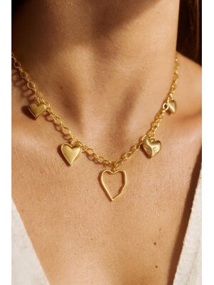 Lundholm Lundholm Ketting Dames Statement Bedel Jewellery – Premium Stainless Steel Verguld Hartjes Hanger – My Nord Serie – Goudkleurige Statement Ketting met Hartjes Hangers (40 + 5 cm) – Waterproof & Hypoallergeen – Inclusief Luxe Geschenkverpakking Lundholm Lundholm Ketting Dames Statement Bedel Jewellery – Premium Stainless Steel Verguld Hartjes Hanger – My Nord Serie – Goudkleurige Statement Ketting met Hartjes Hangers (40 + 5 cm) – Waterproof & Hypoallergeen – Inclusief Luxe Geschenkverpakking