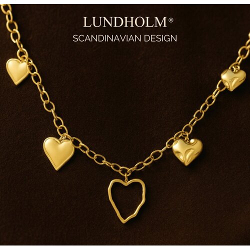 Lundholm Lundholm Ketting Dames Statement Bedel Jewellery – Premium Stainless Steel Verguld Hartjes Hanger – My Nord Serie – Goudkleurige Statement Ketting met Hartjes Hangers (40 + 5 cm) – Waterproof & Hypoallergeen – Inclusief Luxe Geschenkverpakking