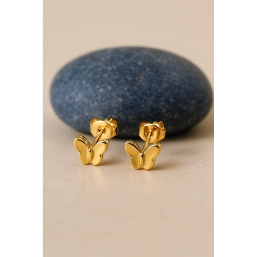 Lundholm Lundholm Oorknopjes Meisjes Vlinder Gold Plated - Premium Stainless Steel - Kleine Goudkleurige / Zilverkleurige Oorbellen (0.6 cm) - Cadeautje Meisje- Luxe Geschenkverpakking Lundholm Lundholm Oorknopjes Meisjes Vlinder Gold Plated - Premium Stainless Steel - Kleine Goudkleurige / Zilverkleurige Oorbellen (0.6 cm) - Cadeautje Meisje- Luxe Geschenkverpakking