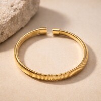 Lundholm luxe Armband Dames Goudkleurig - Bangle Armband Open Cuff Armband One Size - Premium Stainless Steel Jewellery - My Ilva serie - in luxe Geschenkverpakking Cadeau