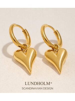 Lundholm Lundholm Luxe Oorringen Dames – Premium Stainless Steel Jewellery Gold Plated – Oorbellen met Hartjes Hanger (2,8 × 1,6 cm)  - Saltrup Serie