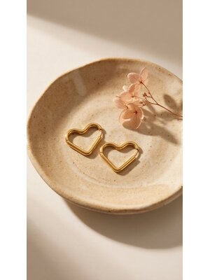 Lundholm Lundholm Selma Oorbellen Dames – Premium Stainless Steel Jewellery 2.5 Micron PVD Gold Plated – Hartjes Oorbellen my – Gouden Oorringen Hart - Hartjes oorstekers - vrouwen cadeautjes verjaardag moederdag - Scandinavisch Design