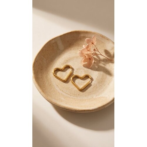Lundholm Lundholm Selma Oorbellen Dames – Premium Stainless Steel Jewellery 2.5 Micron PVD Gold Plated – Hartjes Oorbellen my – Gouden Oorringen Hart - Hartjes oorstekers - vrouwen cadeautjes verjaardag moederdag - Scandinavisch Design