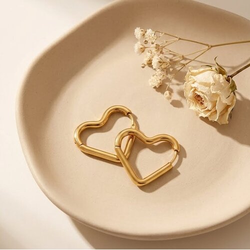 Lundholm Lundholm Selma Oorbellen Dames – Premium Stainless Steel Jewellery 2.5 Micron PVD Gold Plated – Hartjes Oorbellen my – Gouden Oorringen Hart - Hartjes oorstekers - vrouwen cadeautjes verjaardag moederdag - Scandinavisch Design