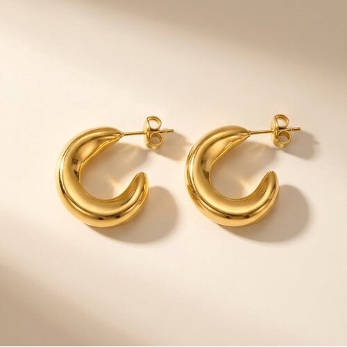 Lundholm Lundholm Oorknopjes Dames Goudkleurig Jewellery Oorstekers Goud - Premium Stainless Steel Gold Plated - Luxe gouden Oorbellen (1.35 cm) - Elegant Cadeau Vrouw My Sol Serie - verjaardag cadeau vrouw - Luxe Geschenkverpakking