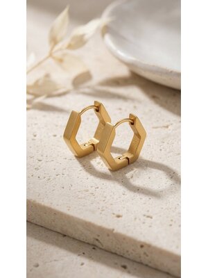 Lundholm Lundholm Oorbellen Dames Hexagon Oorringen Goudkleurig - Premium Stainless Steel Gold Plated - Kleine chunky Oorbellen - Lot serie - Cadeau voor vrouw verjaardag moederdag cadeautje - Scandinavisch Design
