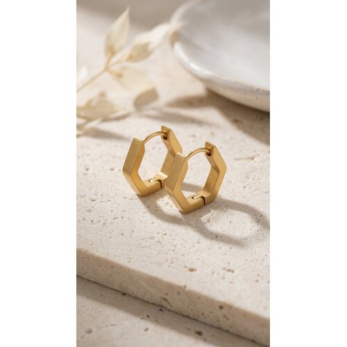 Lundholm Lundholm Oorbellen Dames Hexagon Oorringen Goudkleurig - Premium Stainless Steel Gold Plated - Kleine chunky Oorbellen - Lot serie - Cadeau voor vrouw verjaardag moederdag cadeautje - Scandinavisch Design