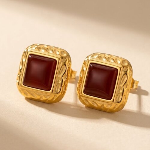 Lundholm Lundholm Luxe Oorbellen Dames Vintage Stijl Grote Oorbellen Goudkleurig - Premium Stainless Steel Jewellery PVD Gold Plated - my Felina Serie - Oorbellen Goud Vintage Oorknopjes Bordeaux Rood Studs - Scandinavisch Design