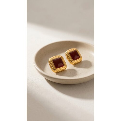 Lundholm Lundholm Luxe Oorbellen Dames Vintage Stijl Grote Oorbellen Goudkleurig - Premium Stainless Steel Jewellery PVD Gold Plated - my Felina Serie - Oorbellen Goud Vintage Oorknopjes Bordeaux Rood Studs - Scandinavisch Design