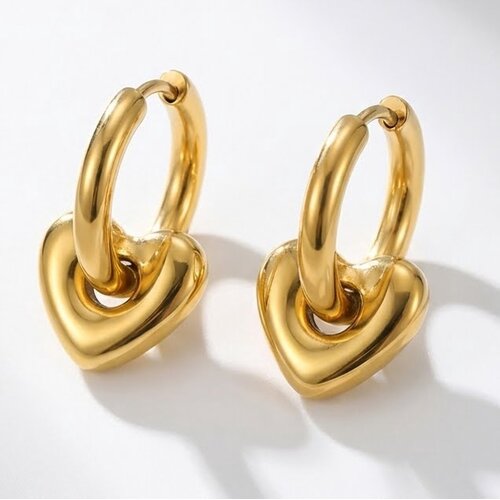 Lundholm Lundholm Lovea oorbellen dames goudkleurig – oorringen met hartjes hanger – premium stainless steel 2.5 micron PVD gold plated – Lovea serie – Scandinavisch design – sieraden cadeau voor haar