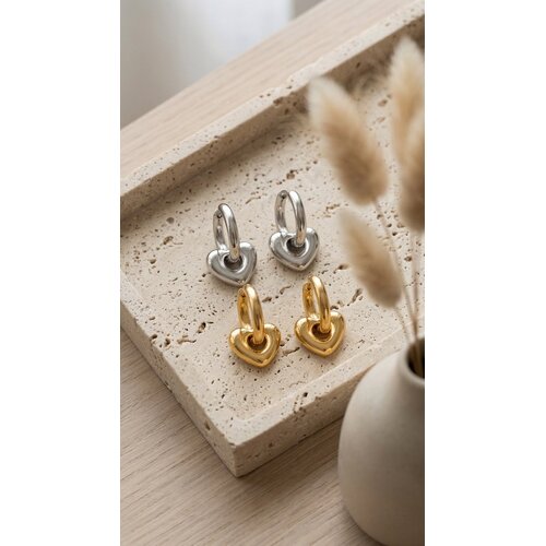 Lundholm Lundholm Lovea oorbellen dames goudkleurig – oorringen met hartjes hanger – premium stainless steel 2.5 micron PVD gold plated – Lovea serie – Scandinavisch design – sieraden cadeau voor haar