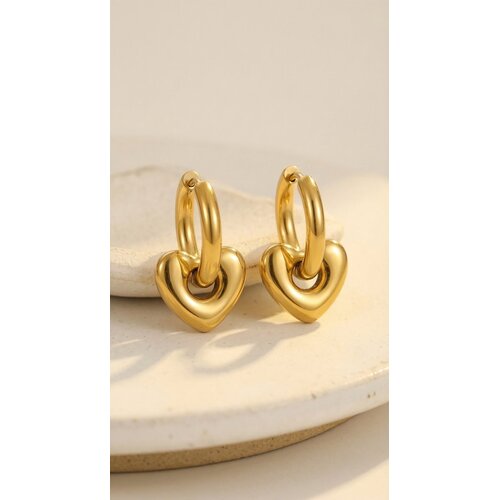 Lundholm Lundholm Lovea oorbellen dames goudkleurig – oorringen met hartjes hanger – premium stainless steel 2.5 micron PVD gold plated – Lovea serie – Scandinavisch design – sieraden cadeau voor haar