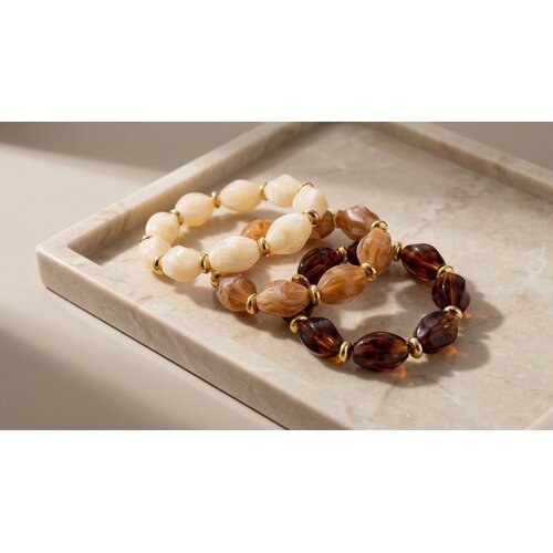 Lundholm Lundholm Mace armband dames bruin – acryl kralen statement armband elastisch – premium stainless steel PVD gold plated details – Mace serie – Scandinavisch design – sieraden cadeau voor haar