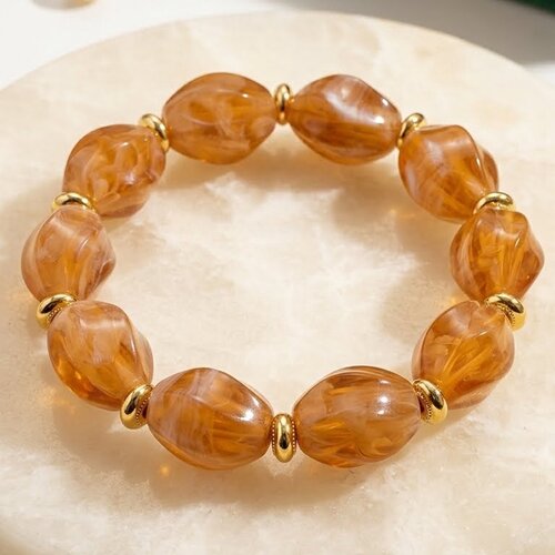 Lundholm Lundholm Mace armband dames bruin – acryl kralen statement armband elastisch – premium stainless steel PVD gold plated details – Mace serie – Scandinavisch design – sieraden cadeau voor haar