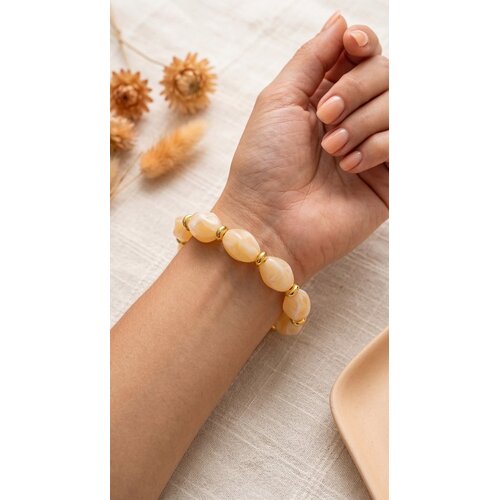 Lundholm Lundholm Mace armband dames bruin – acryl kralen statement armband elastisch – premium stainless steel PVD gold plated details – Mace serie – Scandinavisch design – sieraden cadeau voor haar