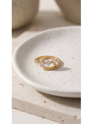 Lundholm Lundholm Isabeau ring dames goudkleurig – premium stainless steel 2.5 micron PVD gold plated waterproof hypoallergeen – Isabeau serie – Scandinavisch design – sieraden cadeau voor haar