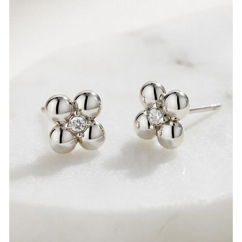 Lundholm Lundholm Melle oorbellen dames zilverkleurig – 0,6 x 0,6 cm – premium stainless steel 2.5 micron PVD gold plated waterproof hypoallergeen – Melle serie – Scandinavisch design – sieraden cadeau voor haar