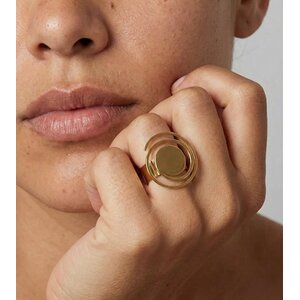 Lundholm Jiva – Verstellbarer großer Statement-Ring – Goldfarben Lundholm Jiva – Verstellbarer großer Statement-Ring – Goldfarben
