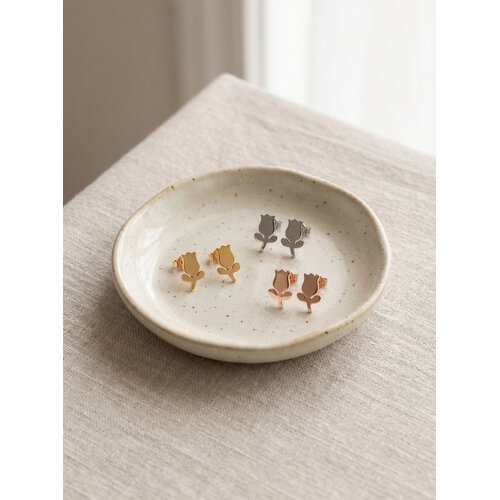 Lundholm Luxe Oorbellen Dames Rose Goud Kleurig - Tulpen Design - Kleine Studs Bloemetje Rosegoud - Waterproof & Hypoallergeen - Fiene Serie - Cadeautje voor haar