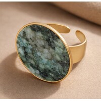 Lundholm luxe Ring Dames Goud Kleurig met Natuur Steen - Verstelbare Ring One Size - Verstelbare Cuff Ring met Grote Groene Natuursteen – Gold Plated PVD Amee Serie
