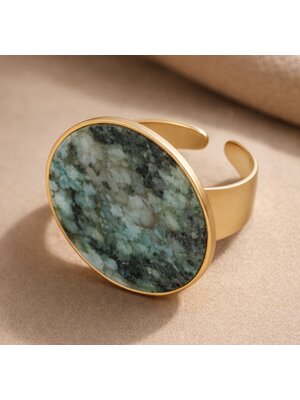 Lundholm Lundholm luxe Ring Dames Goud Kleurig met Natuur Steen - Verstelbare Ring One Size - Verstelbare Cuff Ring met Grote Groene Natuursteen – Gold Plated PVD Amee Serie