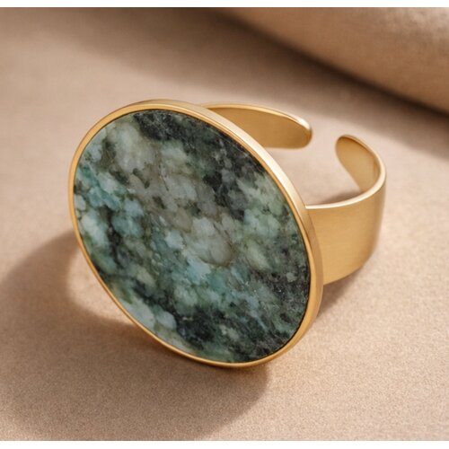 Lundholm Lundholm luxe Ring Dames Goud Kleurig met Natuur Steen - Verstelbare Ring One Size - Verstelbare Cuff Ring met Grote Groene Natuursteen – Gold Plated PVD Amee Serie