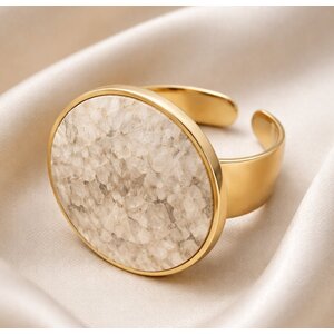 Lundholm Amee – Verstellbarer Ring mit Naturstein Damen – Beige Lundholm Amee – Verstellbarer Ring mit Naturstein Damen – Beige