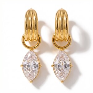 Lundholm Amelia – Ohrringe mit Zirkonia-Anhängern – Goldfarben Lundholm Amelia – Ohrringe mit Zirkonia-Anhängern – Goldfarben