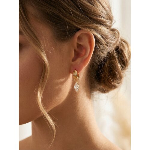 Lundholm Lundholm Luxe Oorbellen Dames Goud Kleurig - Premium Stainless Steel luxe Oorringen Verguld - Amelia Serie - oorbellen dames zirkonia steentjes hangers - bruids oorbellen bruiloft klassieke hoops met steen - Scandinavian Design