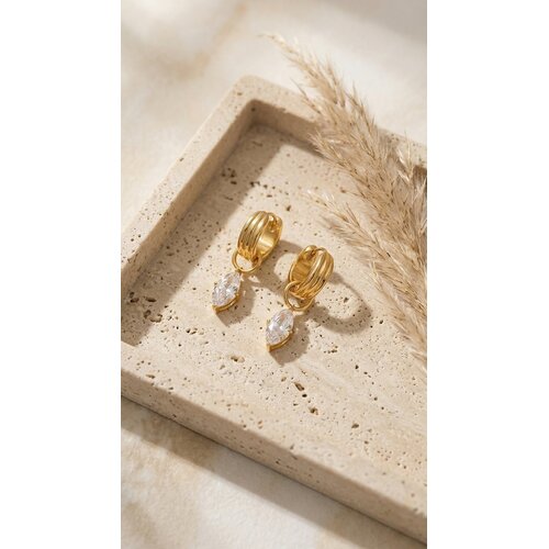 Lundholm Lundholm Luxe Oorbellen Dames Goud Kleurig - Premium Stainless Steel luxe Oorringen Verguld - Amelia Serie - oorbellen dames zirkonia steentjes hangers - bruids oorbellen bruiloft klassieke hoops met steen - Scandinavian Design