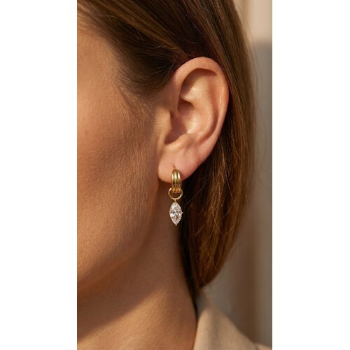 Lundholm Lundholm Luxe Oorbellen Dames Goud Kleurig - Premium Stainless Steel luxe Oorringen Verguld - Amelia Serie - oorbellen dames zirkonia steentjes hangers - bruids oorbellen bruiloft klassieke hoops met steen - Scandinavian Design