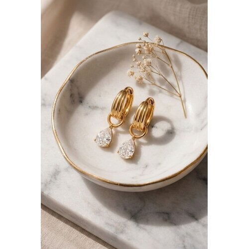 Lundholm Lundholm Luxe Oorbellen Premium Stainless Steel luxe Oorbellen Goud Kleurig - Nora Serie - oorbellen dames zirkonia steentjes hangers - bruids oorbellen bruiloft afscheid cadeau Moederdag cadeautjes - Scandinavian Design