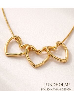 Lundholm Lundholm Luxe Premium Stainless Steel Jewellery Ketting Dames Goud Kleurig – Drie Hartjes – Gold Plated – Liefde & Moederdag Cadeau – 40 cm + 5 cm My Luv Serie – uitermate geschikt om cadeau te geven Lundholm Lundholm Luxe Premium Stainless Steel Jewellery Ketting Dames Goud Kleurig – Drie Hartjes – Gold Plated – Liefde & Moederdag Cadeau – 40 cm + 5 cm My Luv Serie – uitermate geschikt om cadeau te geven