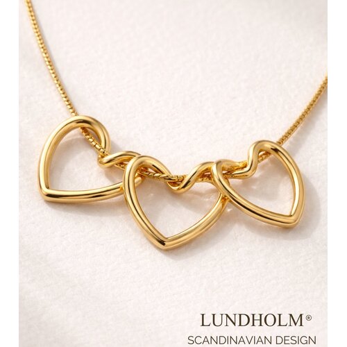 Lundholm Lundholm Luxe Premium Stainless Steel Jewellery Ketting Dames Goud Kleurig – Drie Hartjes – Gold Plated – Liefde & Moederdag Cadeau – 40 cm + 5 cm My Luv Serie – uitermate geschikt om cadeau te geven