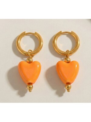 Lundholm Lundholm Neeltje Oorbellen Dames Oranje – Premium Stainless Steel 2.5 Micron PVD Gold Plated – Oorringen met Oranje Hartjes Hangers Koningsdag accessoires – 4 cm – Scandinavisch Design