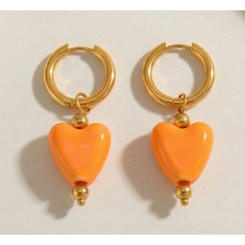 Lundholm Lundholm Neeltje Oorbellen Dames Oranje – Premium Stainless Steel 2.5 Micron PVD Gold Plated – Oorringen met Oranje Hartjes Hangers Koningsdag accessoires – 4 cm – Scandinavisch Design