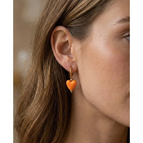 Lundholm Lundholm Neeltje Oorbellen Dames Oranje – Premium Stainless Steel 2.5 Micron PVD Gold Plated – Oorringen met Oranje Hartjes Hangers Koningsdag accessoires – 4 cm – Scandinavisch Design