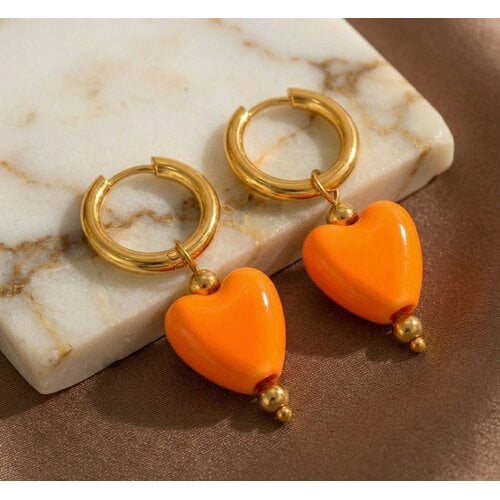 Lundholm Lundholm Neeltje Oorbellen Dames Oranje – Premium Stainless Steel 2.5 Micron PVD Gold Plated – Oorringen met Oranje Hartjes Hangers Koningsdag accessoires – 4 cm – Scandinavisch Design