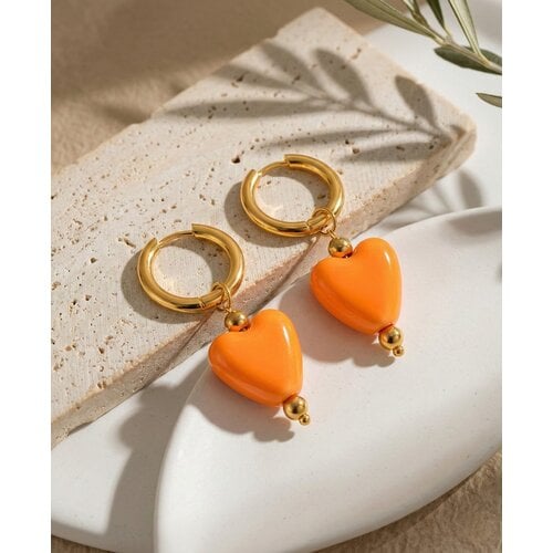 Lundholm Lundholm Neeltje Oorbellen Dames Oranje – Premium Stainless Steel 2.5 Micron PVD Gold Plated – Oorringen met Oranje Hartjes Hangers Koningsdag accessoires – 4 cm – Scandinavisch Design