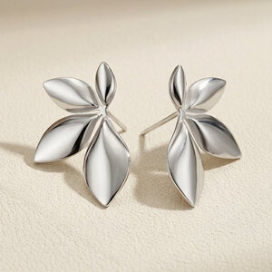 Lundholm Amy – Statement Ohrstecker Blume – Goldfarben Lundholm Amy – Statement Ohrstecker Blume – Goldfarben