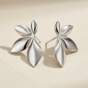 Lundholm Amy – Statement Oorstekers Bloem – Goudkleurig Lundholm Amy – Statement Oorstekers Bloem – Goudkleurig