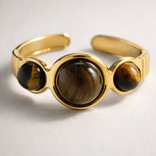 Lundholm Lundholm Ring Dames Goud Kleurig – Premium Stainless Steel 2.5 Micron PVD Gold Plated – Verstelbare Statement Ring met 3 Tijgeroog Stenen – Orion Serie – One Size Ringen Dames Tijger Oog Moederdag cadeautje – Scandinavisch Design