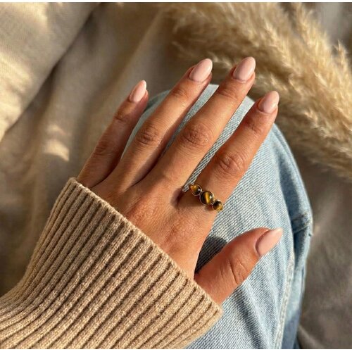 Lundholm Lundholm Ring Dames Goud Kleurig – Premium Stainless Steel 2.5 Micron PVD Gold Plated – Verstelbare Statement Ring met 3 Tijgeroog Stenen – Orion Serie – One Size Ringen Dames Tijger Oog Moederdag cadeautje – Scandinavisch Design
