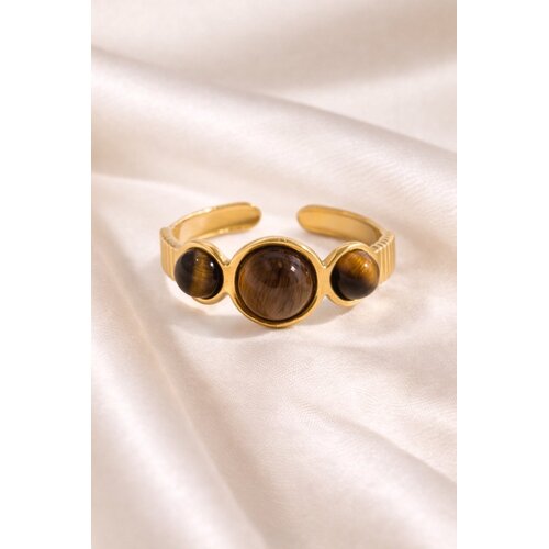 Lundholm Lundholm Ring Dames Goud Kleurig – Premium Stainless Steel 2.5 Micron PVD Gold Plated – Verstelbare Statement Ring met 3 Tijgeroog Stenen – Orion Serie – One Size Ringen Dames Tijger Oog Moederdag cadeautje – Scandinavisch Design