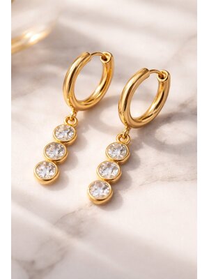 Lundholm Lundholm Oorbellen Premium Stainless Steel luxe Oorbellen Goud Kleurig - Sam Serie - oorbellen dames zirkonia steentjes hanger - verjaardag cadeau vrouw bruiloft sieraden - Scandinavian Design