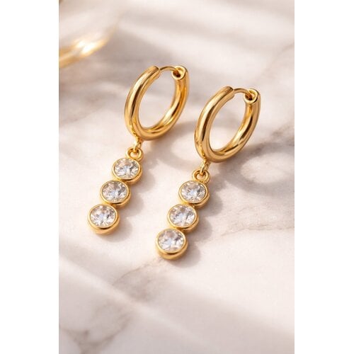 Lundholm Lundholm Oorbellen Premium Stainless Steel luxe Oorbellen Goud Kleurig - Sam Serie - oorbellen dames zirkonia steentjes hanger - verjaardag cadeau vrouw bruiloft sieraden - Scandinavian Design